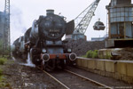 30. Mai 1987. 50 3145. 50 3551. Zwickau. . Sachsen / Nach der Ankunft in Zwickau wurden zuerst die Kohlenvorräte ergänzt. Der Kohlenkran ganz links im Bild blieb erhalten und wurde im Jahr 2002 vom Eisenbahnmuseum Schwarzenberg erworben.