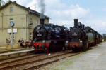 Juni 1987. 38 205. 94 2105. Mühltroff. . Sachsen / Anläßlich des 100-jährigen Bestehens der Strecke Schönberg - Schleiz, fand im Bahnhof Mühltroff eine Lokomotivausstellung statt, auf der die beiden ''Sachsen'' 38 205 und 94 2105 Seite an Seite abgelichtet werden konnten.