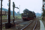 September 1987. 50 3654. Oelsnitz/Erzgebirge. . Sachsen / Die Lokomotive brachte nur wenige Minuten zuvor den nachmittäglichen Güterzug aus Sankt Egidien.