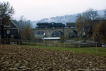 1. November 1987. 50 3145. Lössnitz. Dittersdorf. Sachsen / In einem weiten Bogen umfährt die Eisenbahn das Städtchen Lößnitz.