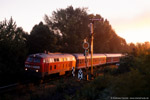 19. September 2005. 218 271. Zeitz. . Sachsen-Anhalt / 218 271 mit dem Vierländerexpress nach Leipzig. Ich hatte an dieser Stelle schon einige erfolglose Versuche unternommen, den Zug im Streiflicht der aufgehenden Sonne zu fotografieren. An diesem Tag ist es dann endlich gelungen.
