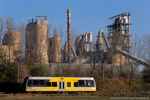 31. Oktober 2005. 672 911. Karsdorf. . Sachsen-Anhalt / Ein Triebwagen der Burgenlandbahn passiert das Zementwerk Karsdorf.