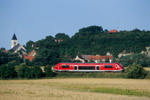 23. Juni 2006. Baureihe 641. Naumburg (Saale). . Sachsen-Anhalt / Als Ersatz für die zeitweilig außer Betrieb genommenen LVT/S kamen auch Tiebwagen der Baureihe 641 zum Einsatz. Hier zu sehen ist ein solcher Triebwagen als RB 26835 nach Zeitz bei Kleinjena.
