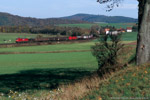 26. Oktober 2006. 152 069. Haunetal. . Hessen / Ein südwärts fahrender Güterzug, gezogen von 152 069. Die Häuser im Hintergrund gehören zu Meisenbach.