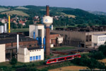 Bild des Monats Mai 2014. Hartmannsdorf. . Thüringen / Ein Triebwagen der Baureihe 642 passiert auf der Fahrt nach Leipzig gegen 18:35 Uhr die Fabrikanlagen der Silbitz Guss GmbH. 13. Juni 2007.