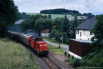 22. Juni 2007. 204 607. Harra. . Thüringen / 204 607 durchfährt gegen 15:45 Uhr mit einem Güterzug nach Blankestein den Haltepunkt Harra.
