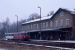 18. Dezember 2007. HwB VS34, VT58. Großschönau. . Sachsen / Großschönau um 15:24 Uhr. Ein handvoll Reisende haben den Zug (SBE 83088) verlassen.