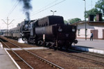 Mai 1989. Ty43 86. Gniezno. . wielkopolskie / Ausfahrender Personenzug gezogen von Ty43 86.