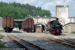 Bild des Monats April 2003 . .  / Am 26. Mai 1990 bediente 99 1585 den Anschluß des Kaolinwerks 2 in Kemmlitz. Züge fahren hier schon längst nicht mehr, 99 1585 jedoch bleibt der Nachwelt Dank der Museumsbahn-Schönheide erhalten.