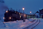 Bild des Monats Dezember 2003 . .  / Der letzte Zug nach Johnsdorf an diesem Tag steht abfahrbereit im Bahnhof Bertsdorf.
28. Dezember 2002.